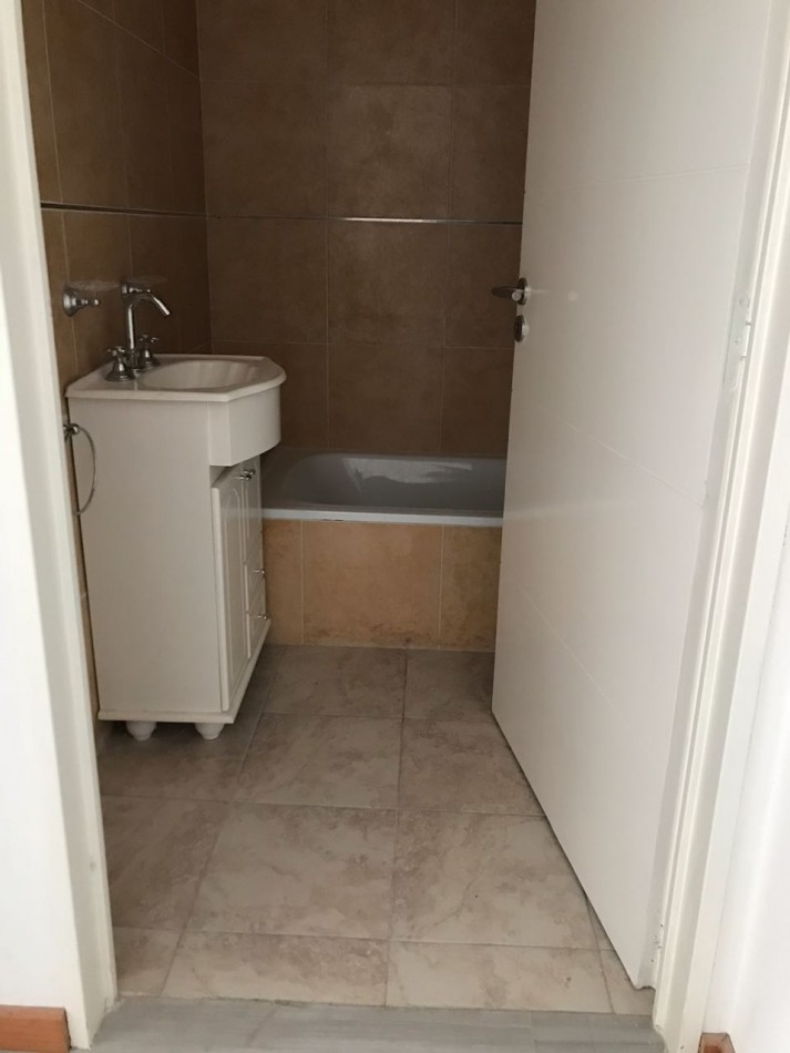 OPORTUNIDAD!! ALQUILER  2 AMBIENTES CON BALCON AL FRENTE-EXCELENTE ZONA Y ESTADO- ALQUILADA