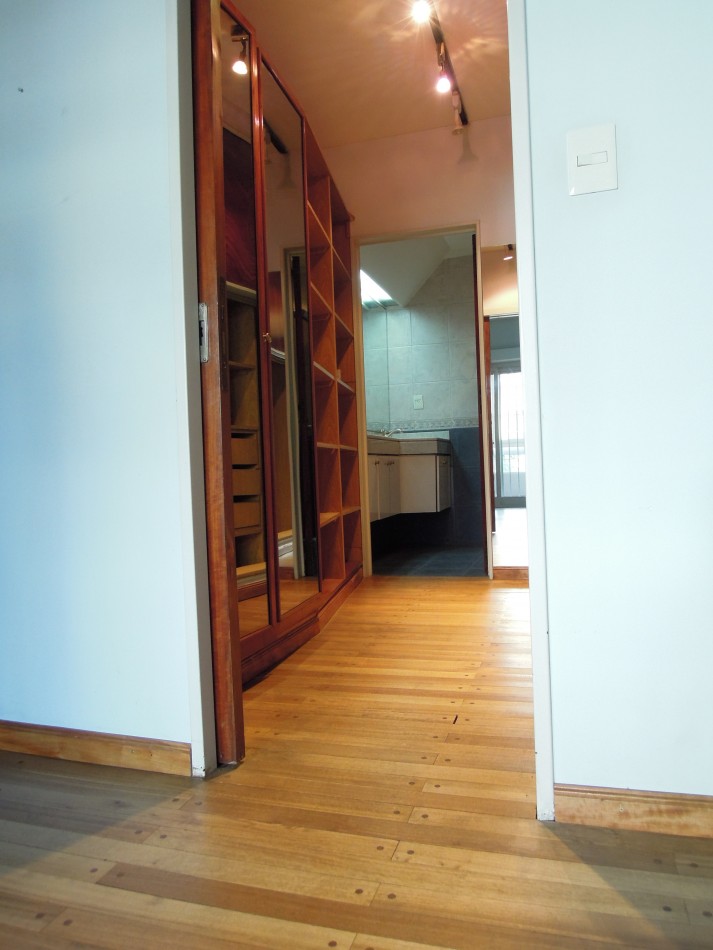 CASA DE CATEGORIA 5 DORMITORIOS