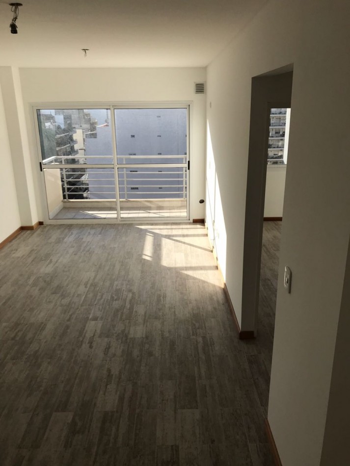 ALQUILER 2 AMBIENTES FLORES . LUMINOSO. . TRANQUILO -A 1 CUADRA DE CENTRO COMERCIAL Y SUBTE FLORES. OPORTUNIDAD!!!