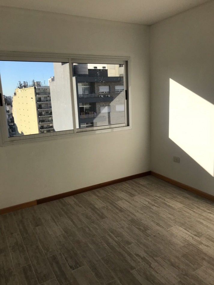 ALQUILER 2 AMBIENTES FLORES . LUMINOSO. . TRANQUILO -A 1 CUADRA DE CENTRO COMERCIAL Y SUBTE FLORES. OPORTUNIDAD!!!