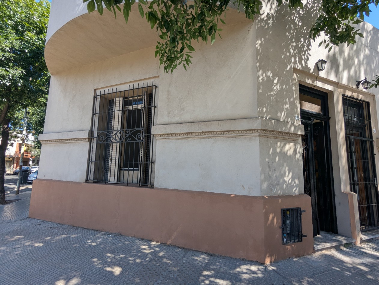 SUPER LUMINOSA CASA DE 5 AMBIENTES EN TERRENO PROPIO