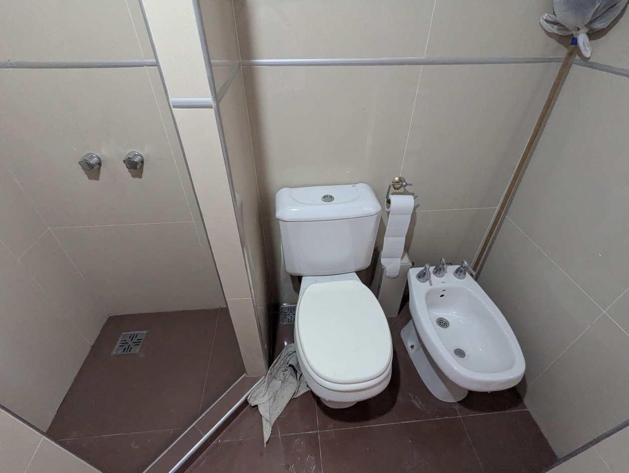 SUPER LUMINOSA CASA DE 5 AMBIENTES EN TERRENO PROPIO