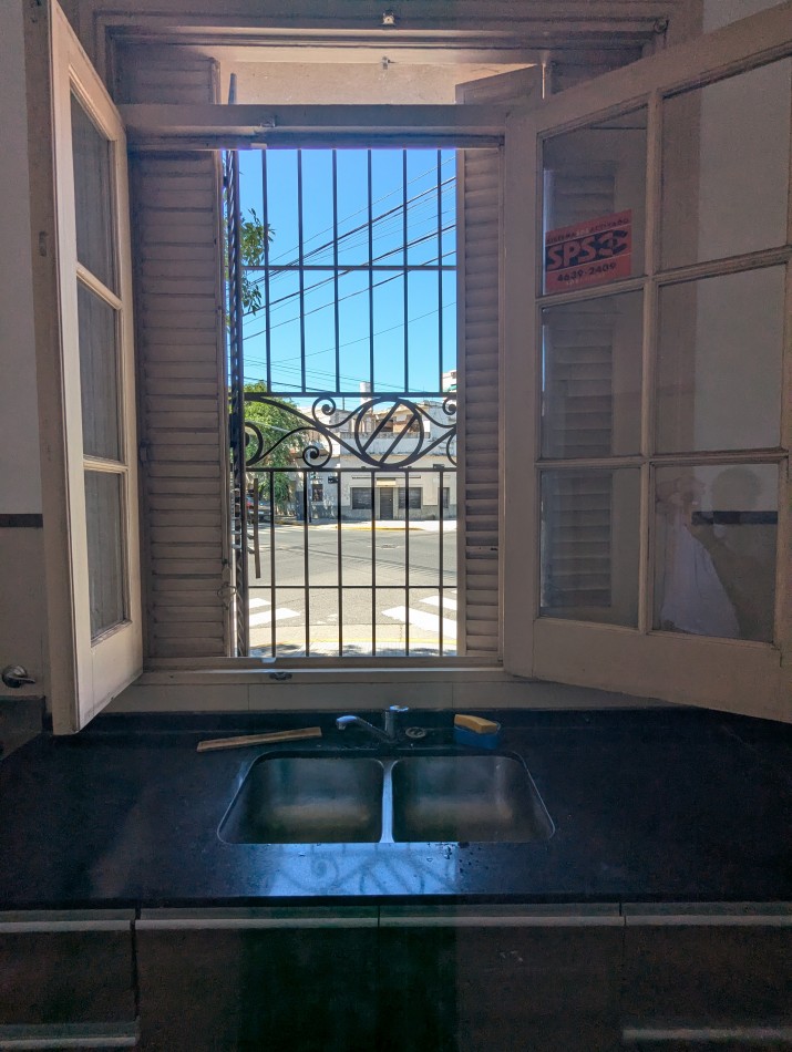 SUPER LUMINOSA CASA DE 5 AMBIENTES EN TERRENO PROPIO