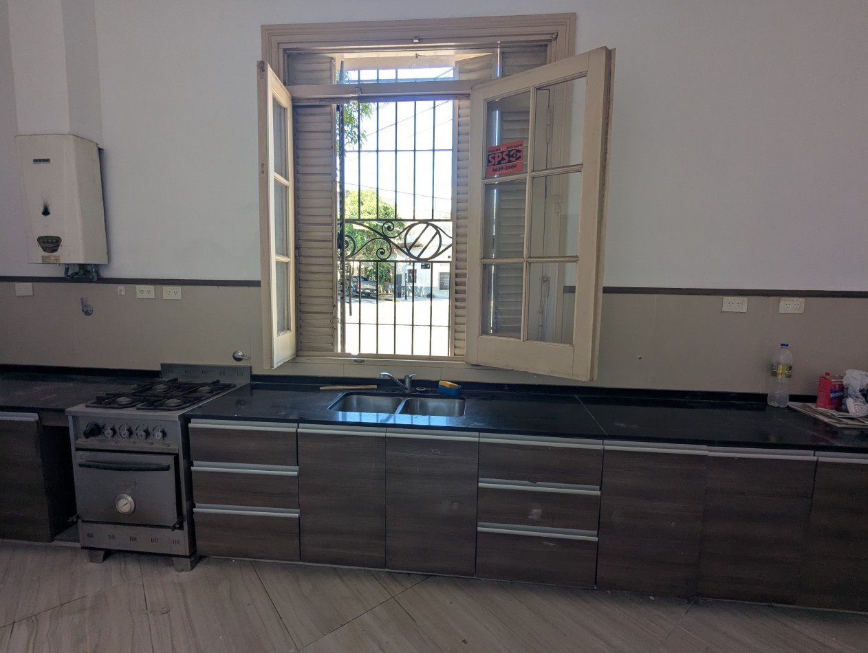 SUPER LUMINOSA CASA DE 5 AMBIENTES EN TERRENO PROPIO