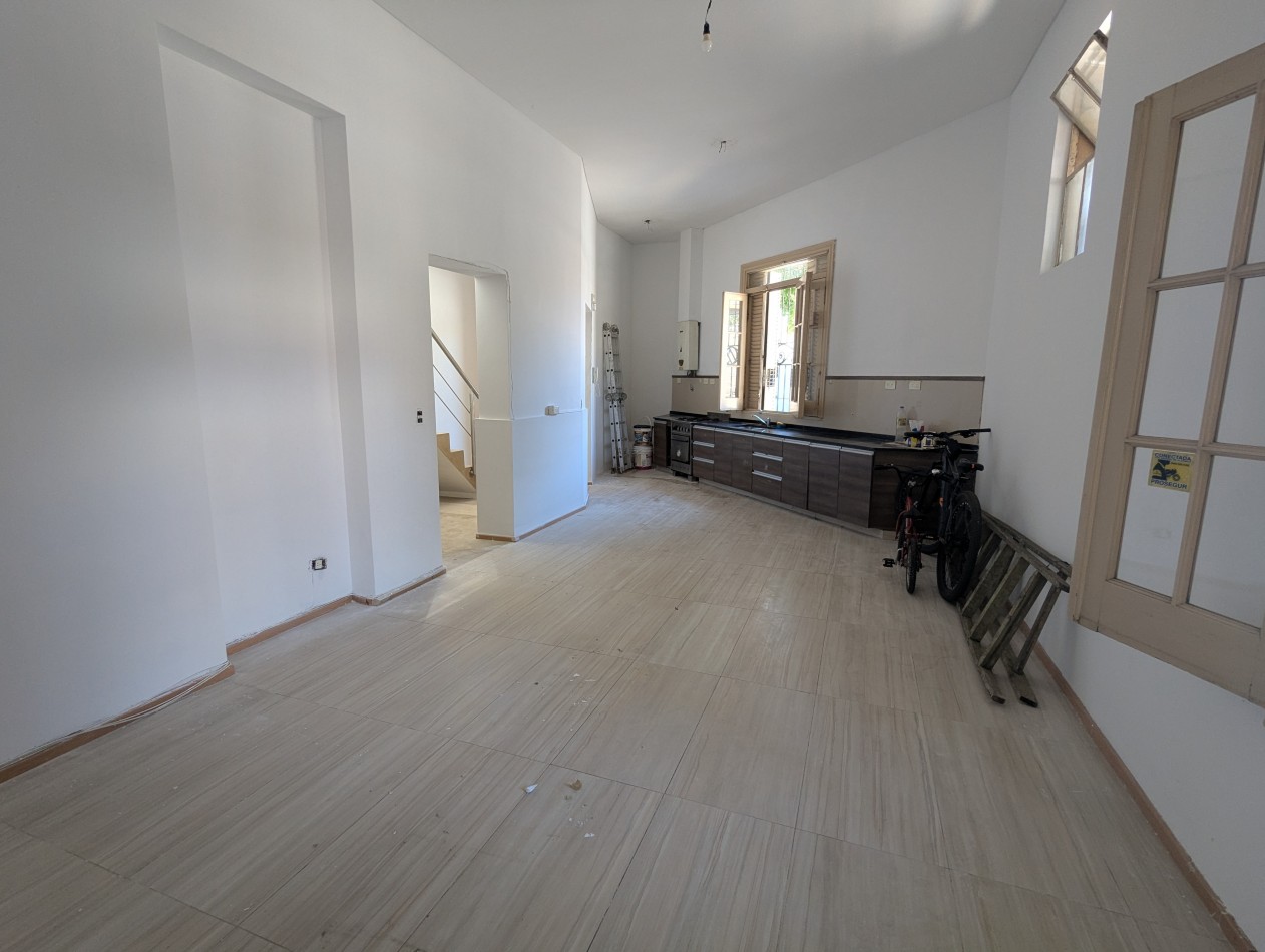 SUPER LUMINOSA CASA DE 5 AMBIENTES EN TERRENO PROPIO