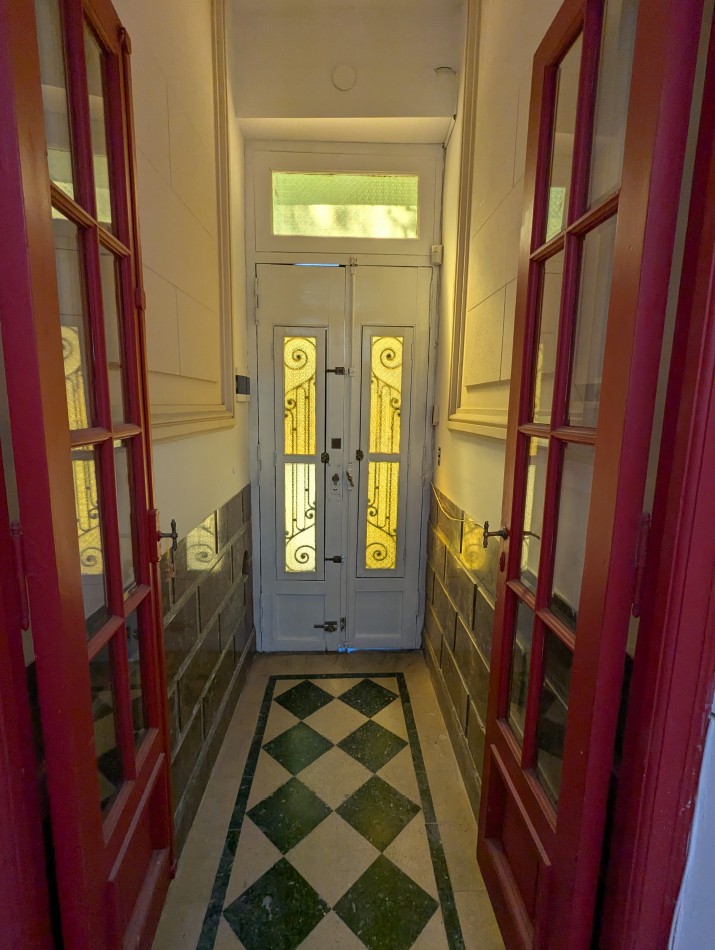 SUPER LUMINOSA CASA DE 5 AMBIENTES EN TERRENO PROPIO