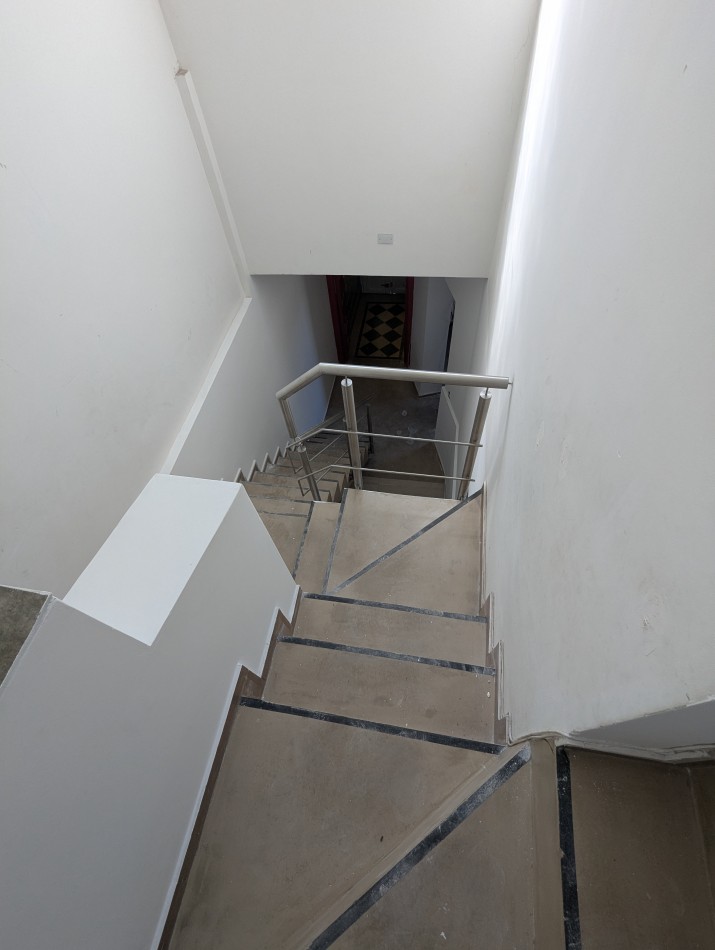 SUPER LUMINOSA CASA DE 5 AMBIENTES EN TERRENO PROPIO