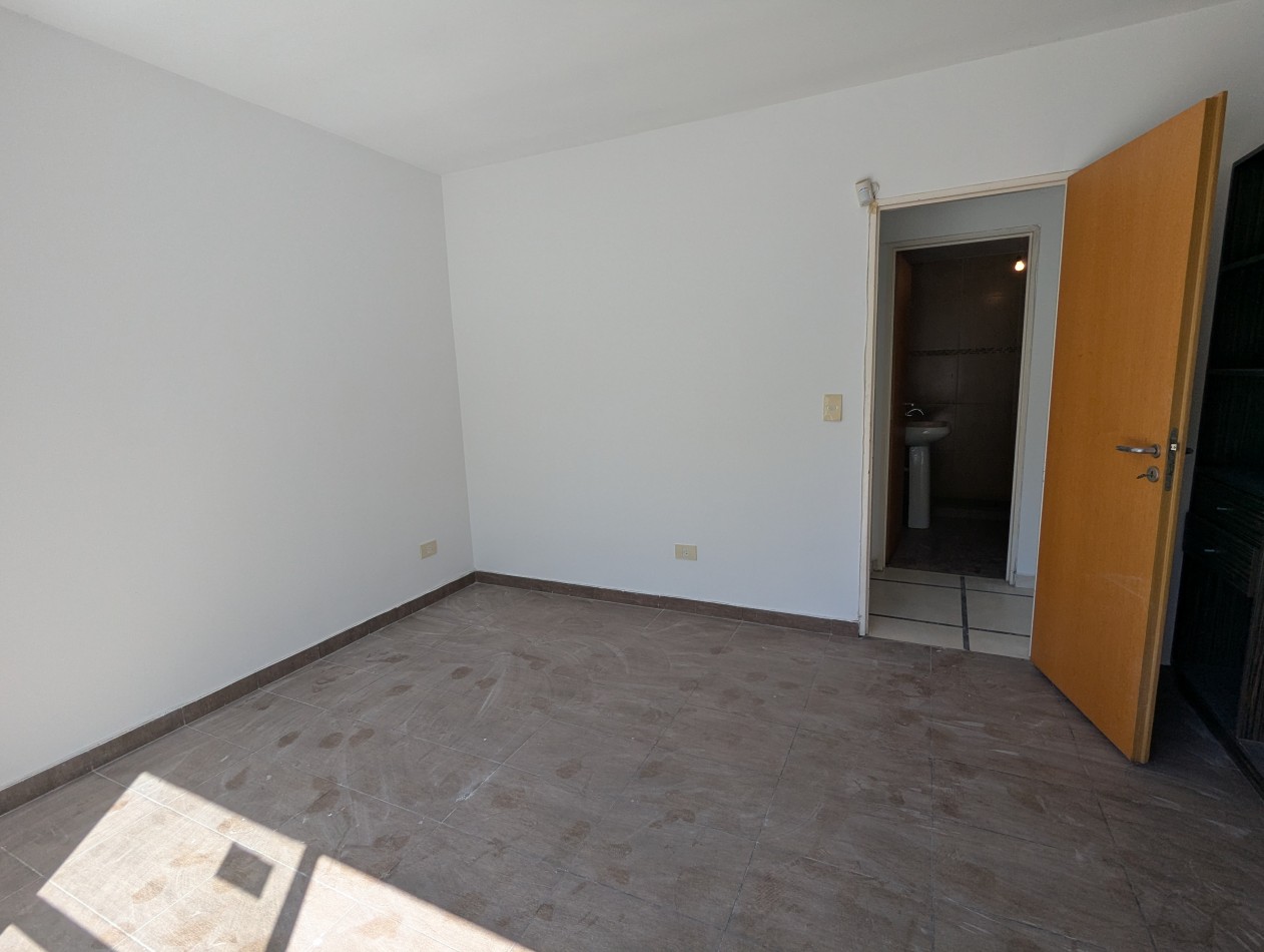 SUPER LUMINOSA CASA DE 5 AMBIENTES EN TERRENO PROPIO