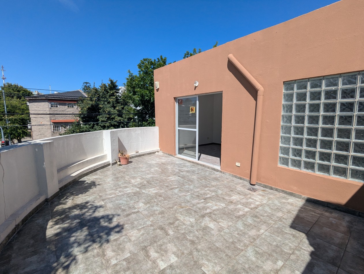 SUPER LUMINOSA CASA DE 5 AMBIENTES EN TERRENO PROPIO