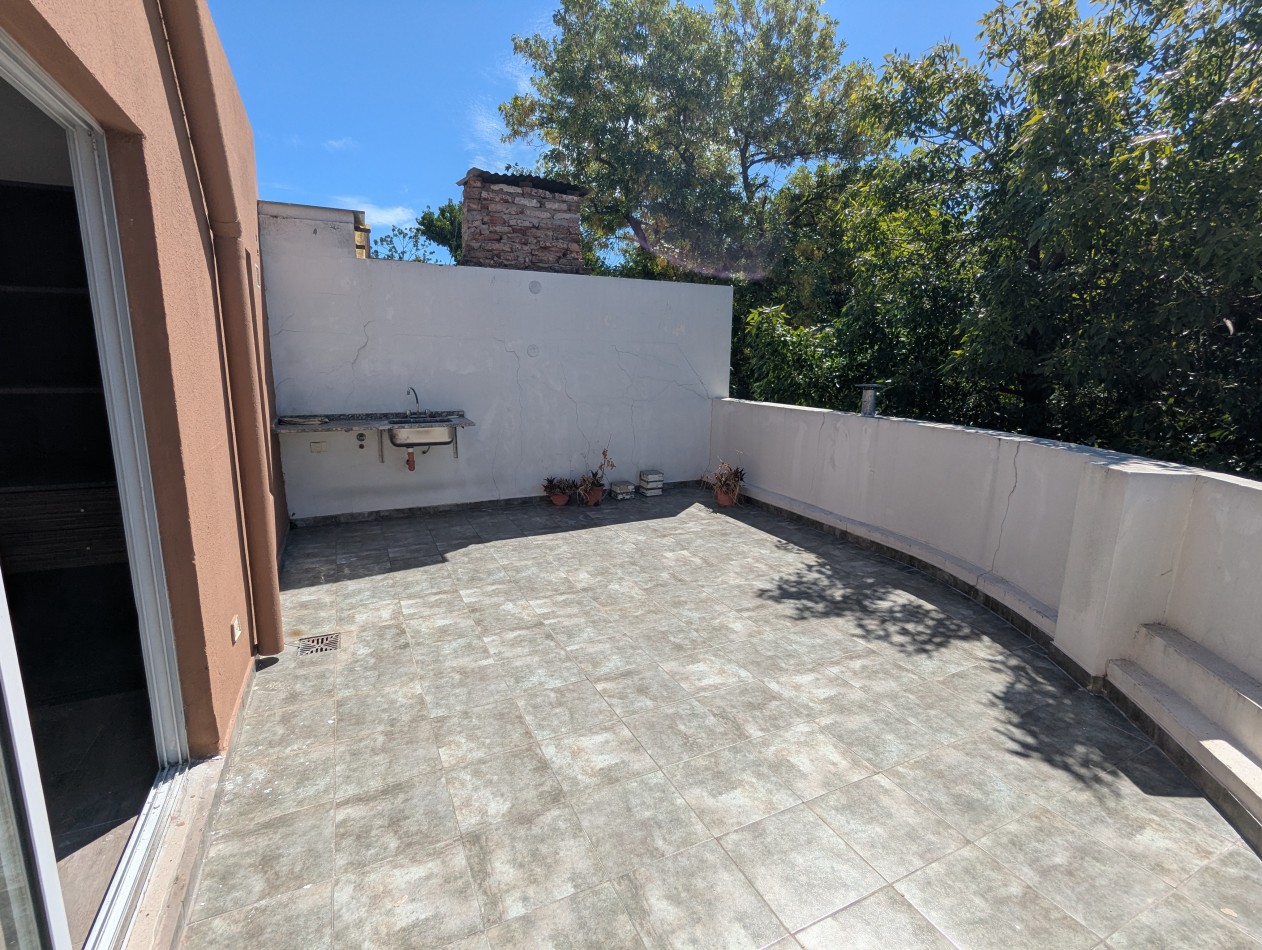 SUPER LUMINOSA CASA DE 5 AMBIENTES EN TERRENO PROPIO