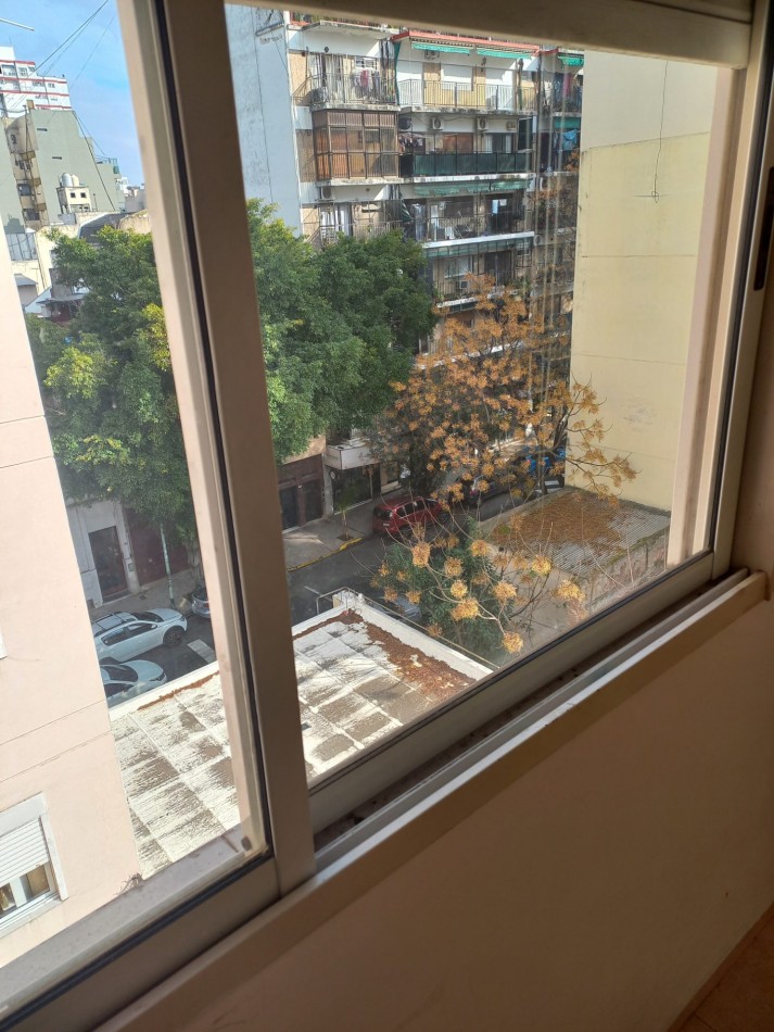 OPORTUNIDAD !!ALQUILER  2 AMB FLORES . LUMINOSO -A 3 CUADRAS DE SUBTE A .ZONA COMERCIAL. TODOS LOS MEDIOS DE TRANSPORTE.!!!