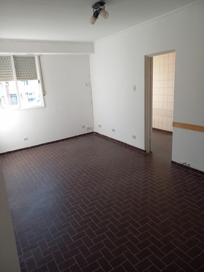 OPORTUNIDAD!!ALQUILER  2 AMB CABALLITO . MUY LUMINOSO -A 1 CUADRA DE JOSE MARIA MORENO Y 2 DEL PARQUE RIVADAVIA.!!!