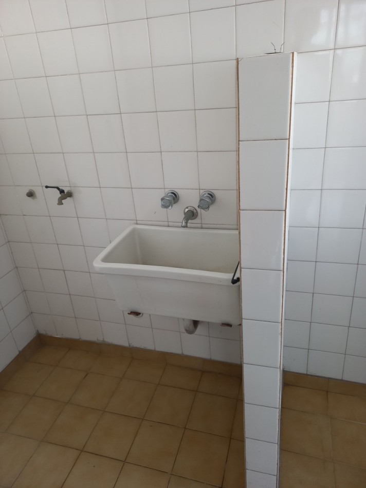 OPORTUNIDAD RETASADO!!ALQUILER  2 AMB FLORES . LUMINOSO -A 1 CUADRA DE SUBTE A .ZONA COMERCIAL. TODOS LOS MEDIOS DE TRANSPORTE.!!!