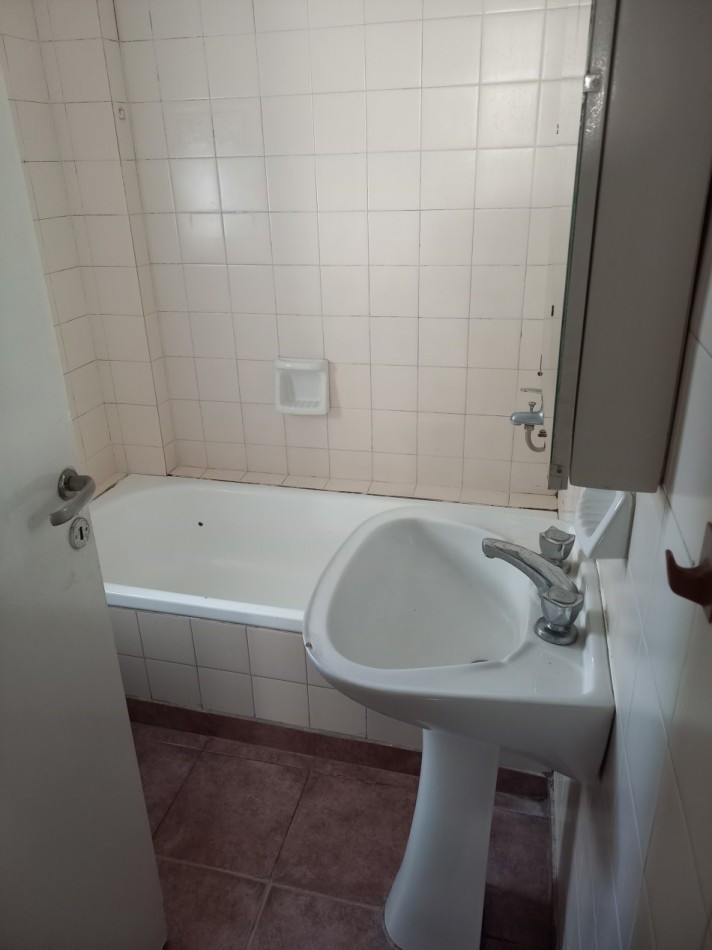 OPORTUNIDAD RETASADO!!ALQUILER  2 AMB FLORES . LUMINOSO -A 1 CUADRA DE SUBTE A .ZONA COMERCIAL. TODOS LOS MEDIOS DE TRANSPORTE.!!!