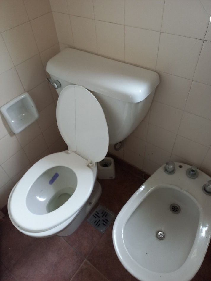 OPORTUNIDAD RETASADO!!ALQUILER  2 AMB FLORES . LUMINOSO -A 1 CUADRA DE SUBTE A .ZONA COMERCIAL. TODOS LOS MEDIOS DE TRANSPORTE.!!!