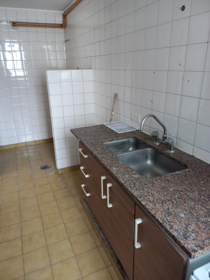 OPORTUNIDAD RETASADO!!ALQUILER  2 AMB FLORES . LUMINOSO -A 1 CUADRA DE SUBTE A .ZONA COMERCIAL. TODOS LOS MEDIOS DE TRANSPORTE.!!!