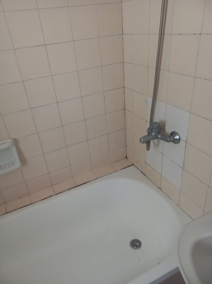 OPORTUNIDAD RETASADO!!ALQUILER  2 AMB FLORES . LUMINOSO -A 1 CUADRA DE SUBTE A .ZONA COMERCIAL. TODOS LOS MEDIOS DE TRANSPORTE.!!!