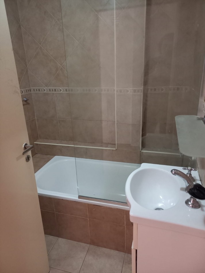 PH 2 AMBIENTES  PARQUE CHACABUCO  - MUY LUMINOSO - BAJAS EXPENSAS. OPORTUNIDAD!!!! RESERVADA