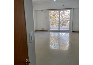 ALQUILER  MONOAMBIENTE FLORES . LUMINOSO. . TRANQUILO -A 1 CUADRA DE CENTRO COMERCIAL FLORES. OPORTUNIDAD!!!
